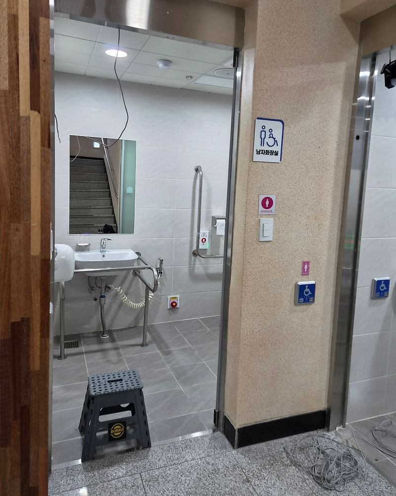 버튼만 누르면 열리던 화장실 자동문에 번호키
