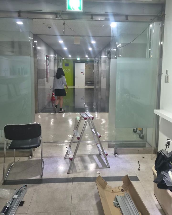 구동부를 손본 뒤 다시 열린 사무실 건물 유리 자동문